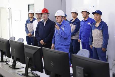 打造向上向前第一象限生力軍 錘煉甘于做人做事作難、受苦受累受屈的企業(yè)家隊(duì)伍——河南投資集團(tuán)黨委書記、董事長(zhǎng)劉新勇蒞臨安彩高科開展主題教育調(diào)研